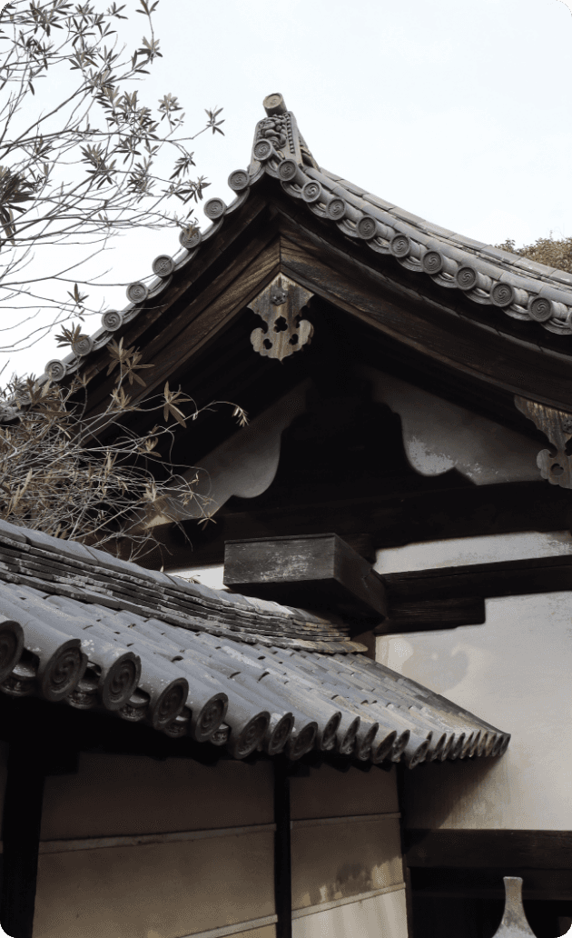 中央冠木の上に装飾的な彫刻があるのが特徴。