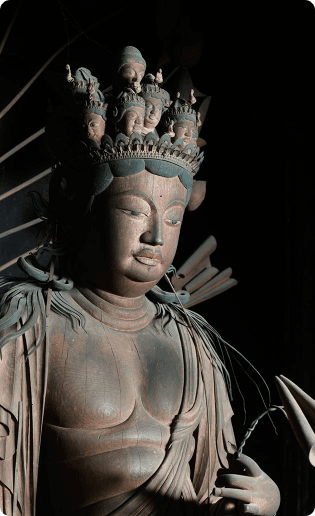 良質な榧の木目をいかした一木造。長年秘仏であったため状態が良い。