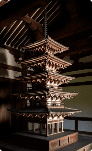 奈良時代前期に造られた五重小塔。国内最小の国宝建造物である。