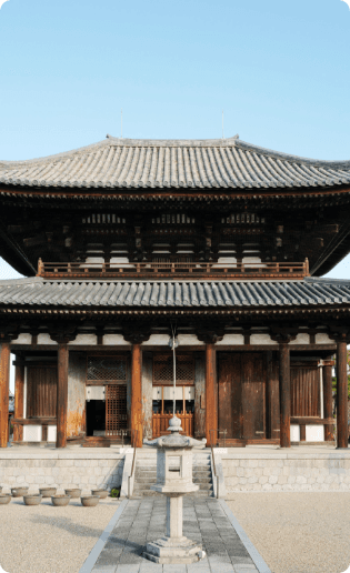 東大寺の大仏殿によく似た姿をしている本堂。