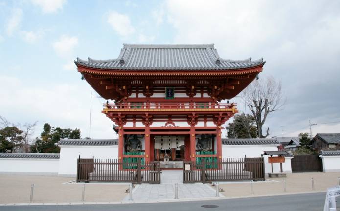 約500年ぶりに復興された南大門。門の両側には仁王像が祀られている。