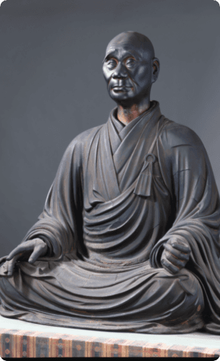 凛とした姿で座っている興正菩薩寿像。