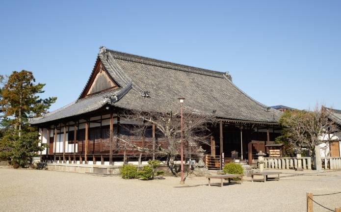 寝殿造風の外観が特徴的な愛染堂。